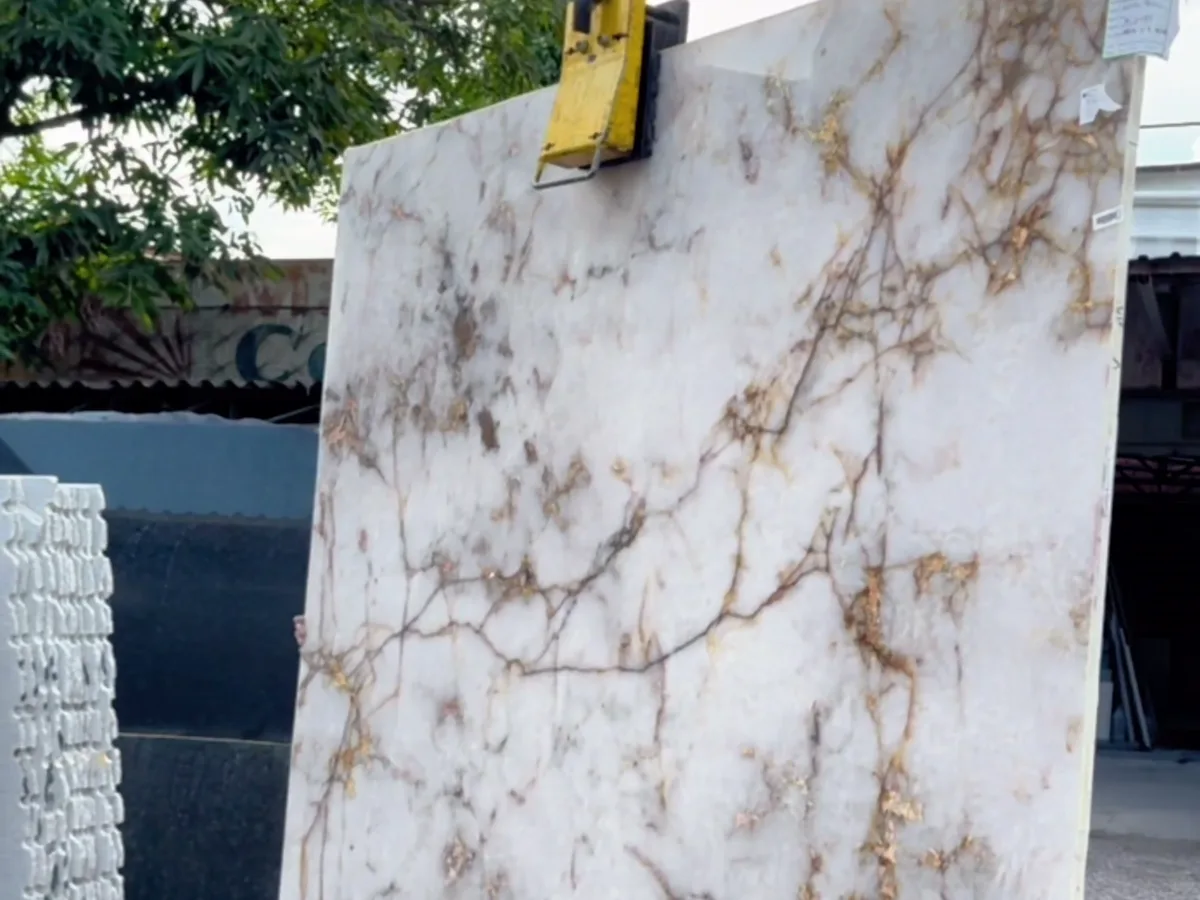 Pátio com chapas de pedra natural e estrutura de seleção da Casa Bella